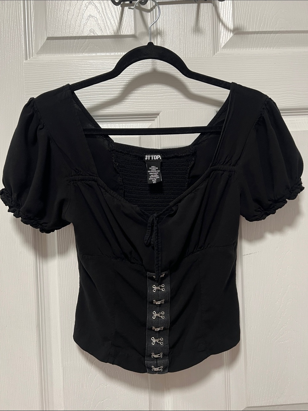HOT TOPIC Black Puff-Sleeve Hook-and-Eye Blouse